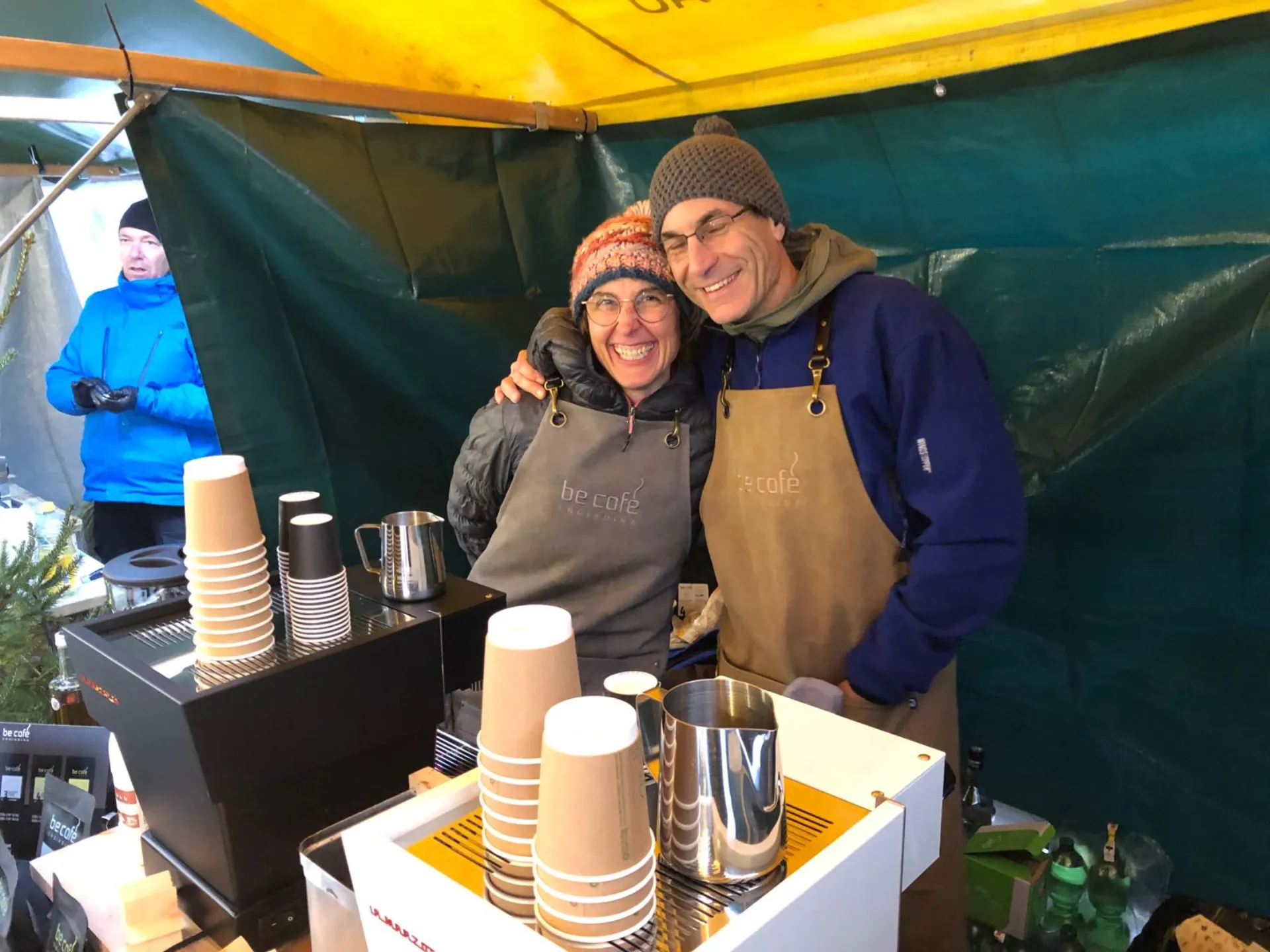 Heisser Kaffee wärmt die Besucher