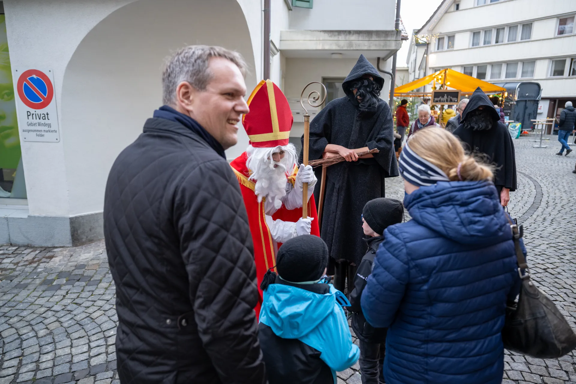 Samichlaus mit den Kindern